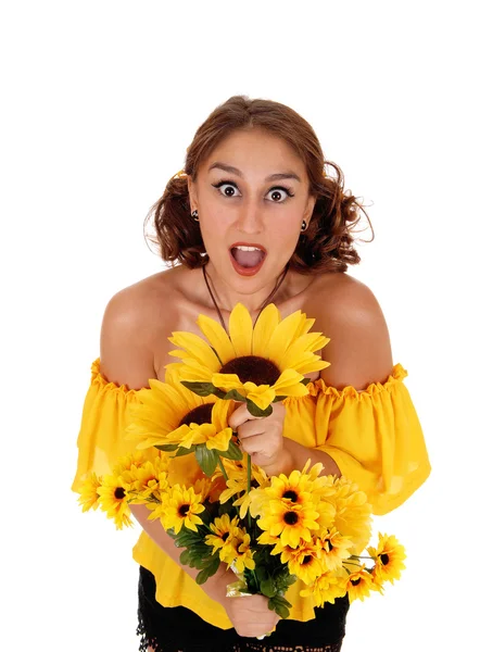 Mujer gritando con girasoles . — Foto de Stock