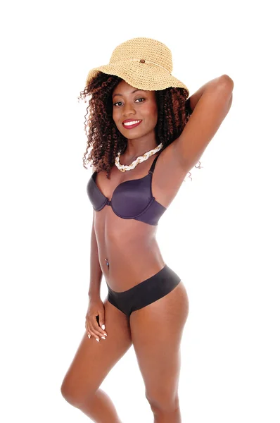 Een zwarte vrouw in beha en stro hoed. — Stockfoto