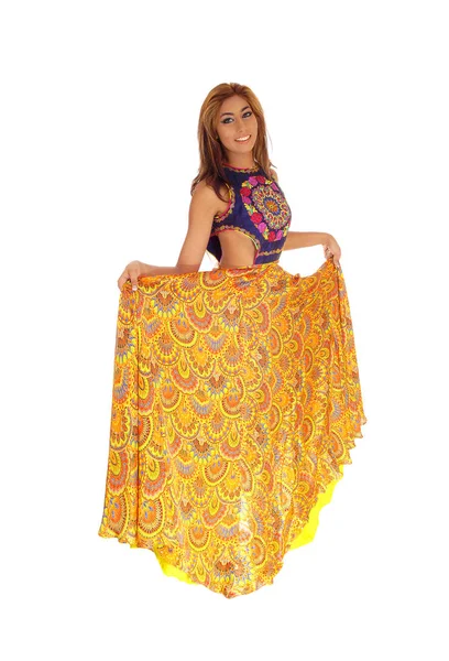 Piękna kobieta w spódnicy długo żółty. — Zdjęcie stockowe