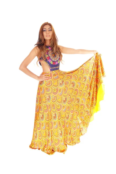 Lång ung kvinna i gul kjol. — Stockfoto