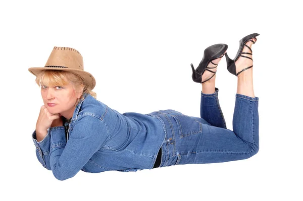 Woman lying on floor with cowboy hat. — Stock Photo, Image