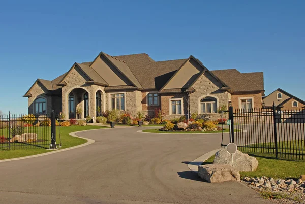 Large mansion with driveway. — Stock Photo, Image