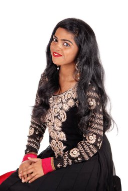 Gülümseyen kadın oturuyor. 