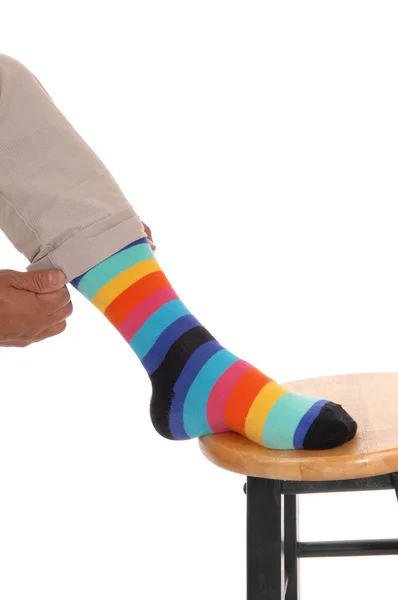 Nahaufnahme des Fußes mit bunten Socken. — Stockfoto