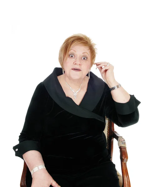 Senior kobieta Zakładanie aparatu słuchowego. — Zdjęcie stockowe