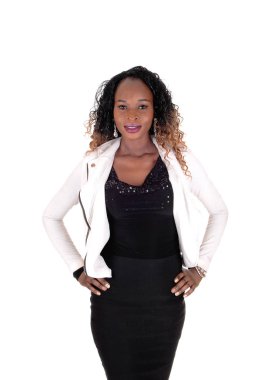 Beyaz ceketli duran iş kadın.