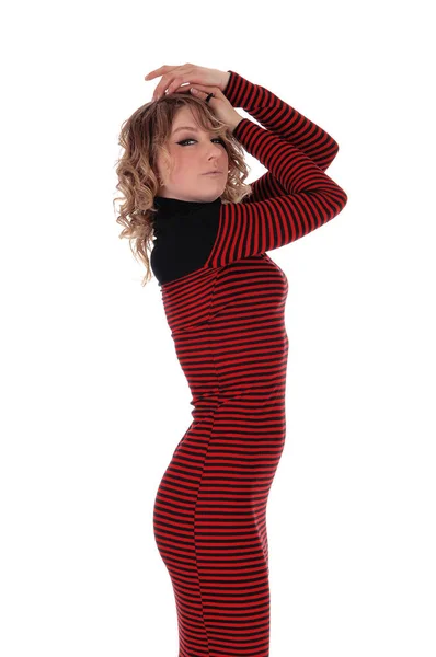 Schöne Frau in einem rot gestreiften Kleid. — Stockfoto