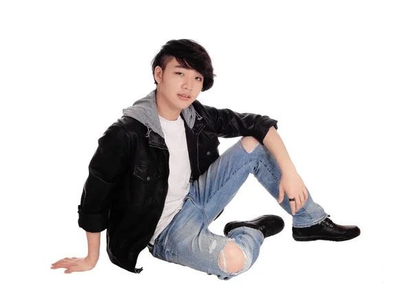 Молодой азиат сидит на полу . — стоковое фото