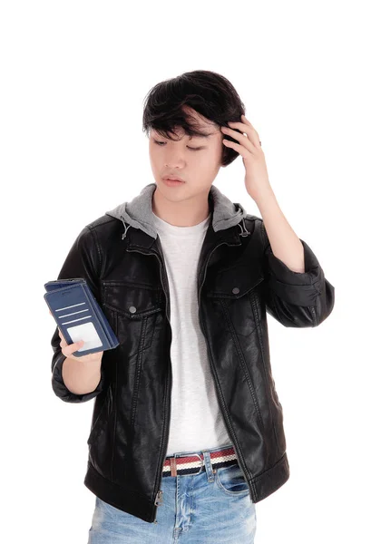 Asiatischer Teenager schaut auf sein Handy. — Stockfoto