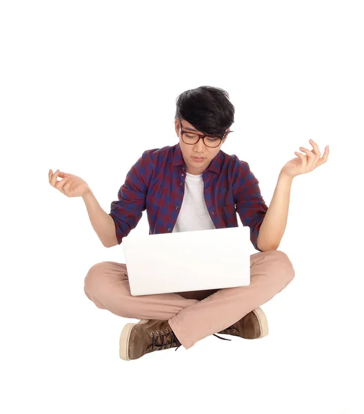 Jeune asiatique adolescent avec ordinateur portable . — Photo