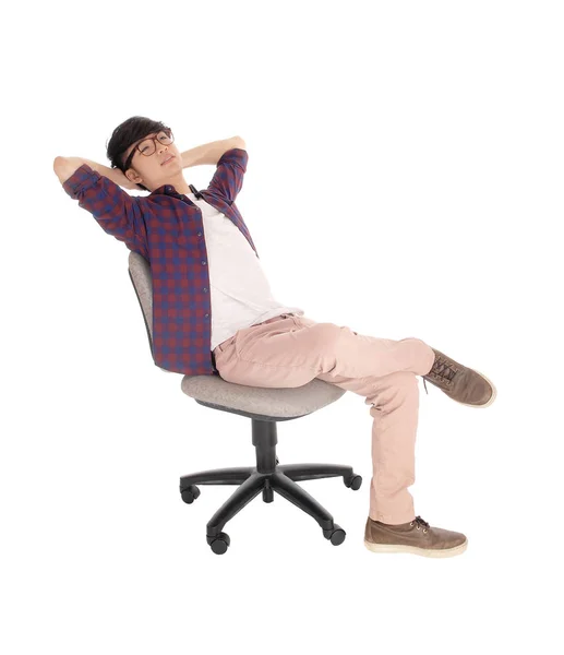 Азіатський підліток розслабляючий на крісло. — стокове фото