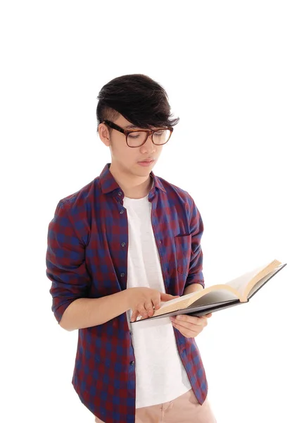 Jonge Aziatische man leesboek. — Stockfoto