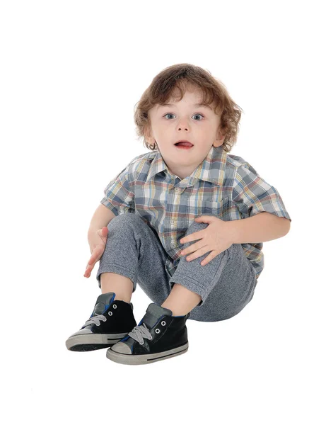 Piccolo ragazzo di tre anni seduto sul pavimento . — Foto Stock