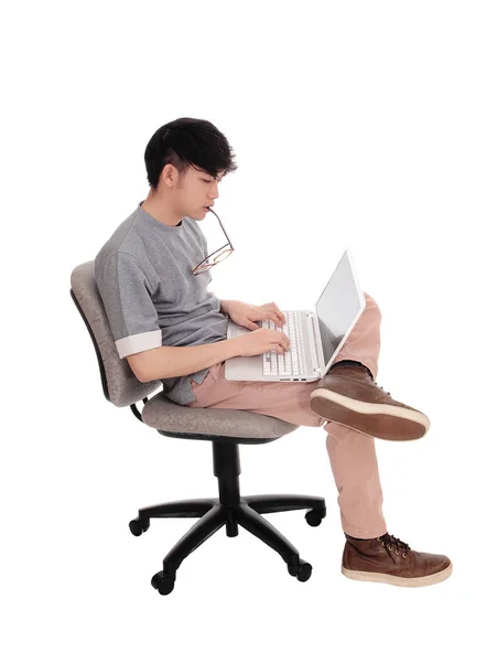 Coreano uomo digitando a il suo computer portatile . — Foto Stock