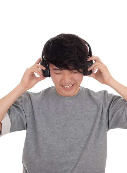 アジア人男性が音楽を聴く. — ストック写真