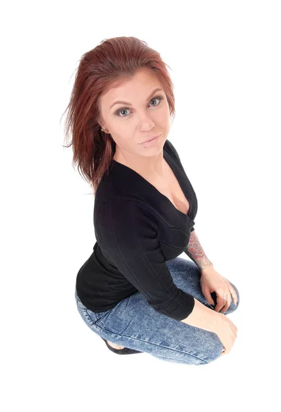 Surprised young woman crouching on floor. — Stock Photo, Image