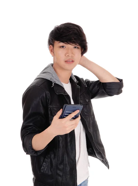 Азиатский подросток смотрит на свой мобильник . — стоковое фото