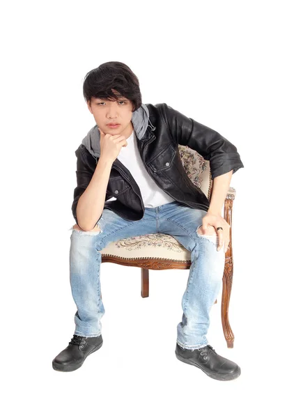 亚洲少年坐在椅子上. — 图库照片