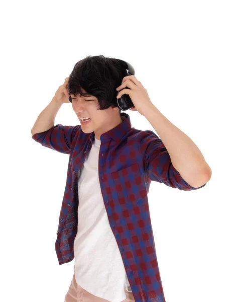 Азиатский мужчина слушает музыку . — стоковое фото