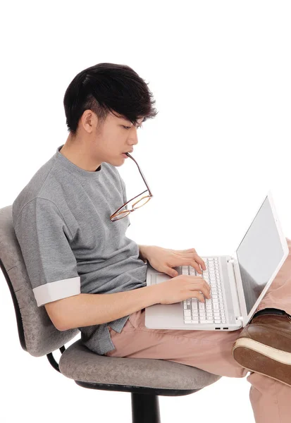 Aziatische man aan het werk op zijn laptop. — Stockfoto