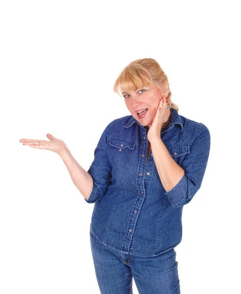 Mujer rubia sonriente señalando . — Foto de Stock