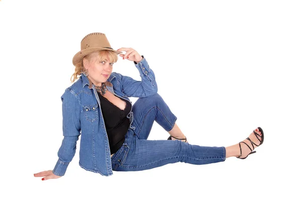 Blonde Frau sitzt auf dem Boden. — Stockfoto