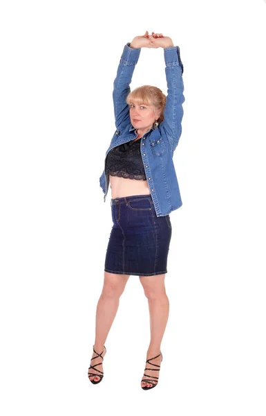 Blond kvinna sträcker armarna. — Stockfoto