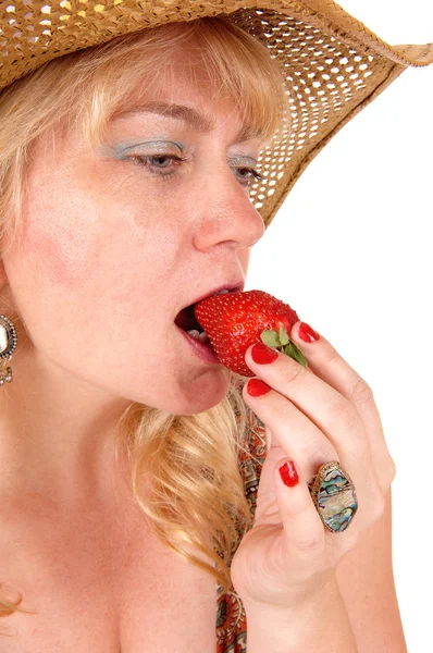 Fechar de mulher comendo morango . — Fotografia de Stock