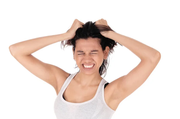 Mulher irritada bagunçando seu cabelo . — Fotografia de Stock