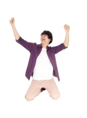 Mutlu adam yerde diz çökmüş.