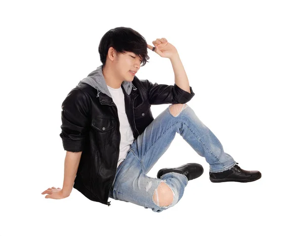 Молодий азіатський чоловік сидить на підлозі . — стокове фото