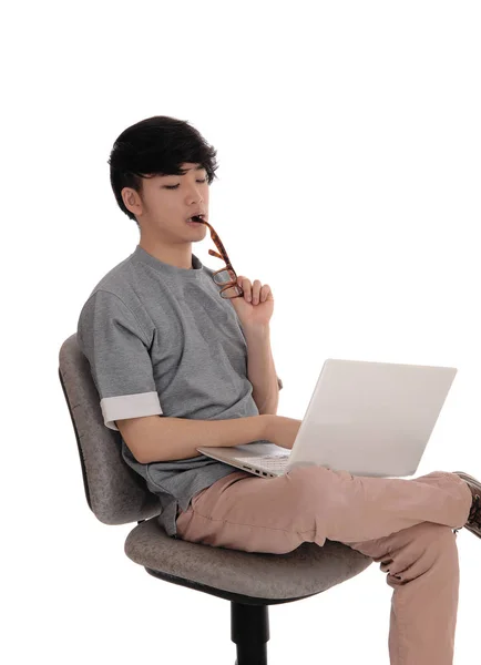 Jonge man werken op laptop. — Stockfoto