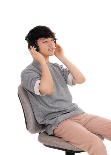 Ásia homem ouvir cabeça telefone . — Fotografia de Stock