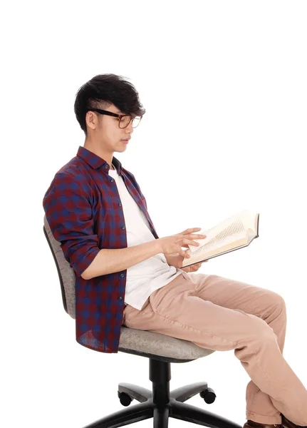 Aziatische tiener leesboek. — Stockfoto