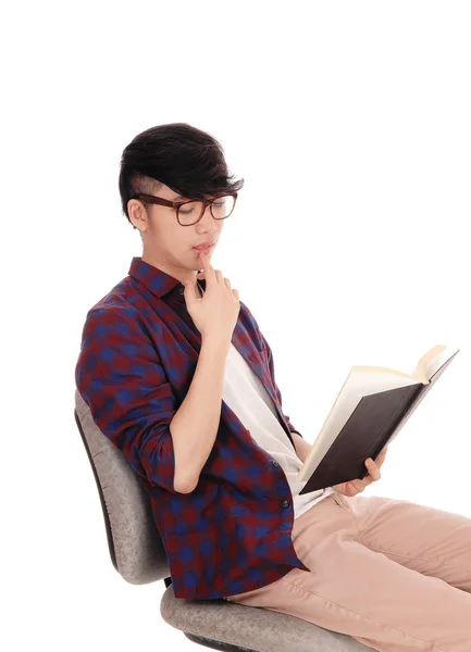 Close-up van Aziatische man lezen van een boek. — Stockfoto