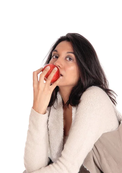 Γυναίκα τρώει κόκκινο μήλο. — Φωτογραφία Αρχείου
