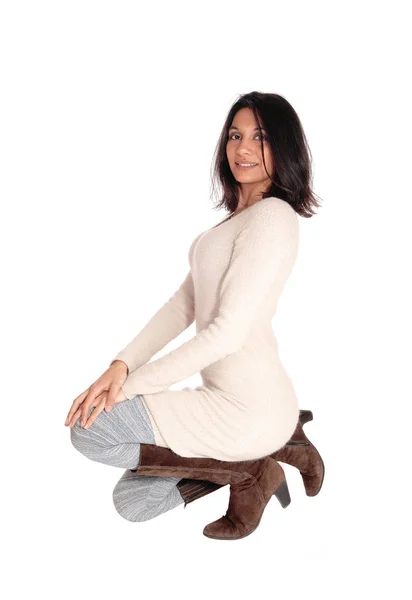 Happy Hispanic woman kneeling. — Stock Photo, Image