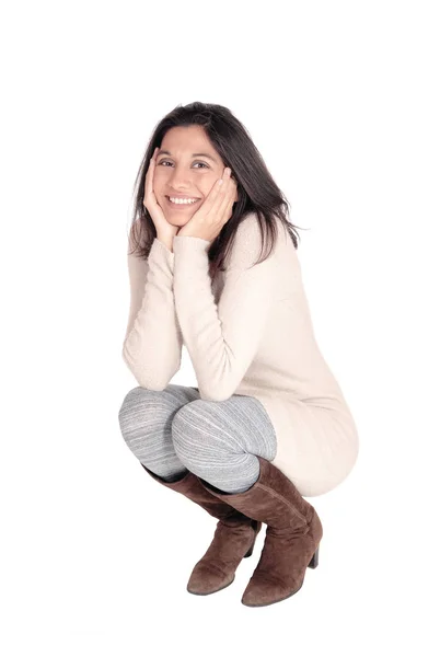 Mujer feliz agachándose en el suelo . —  Fotos de Stock