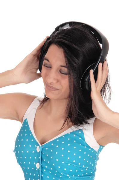 Женщина слушает музыку в наушниках. — стоковое фото