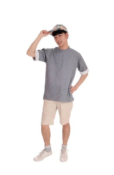 Lycklig asiatisk man stående i shorts. — Stockfoto
