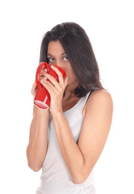 İspanyol kadın kırmızı bir kupa içme.