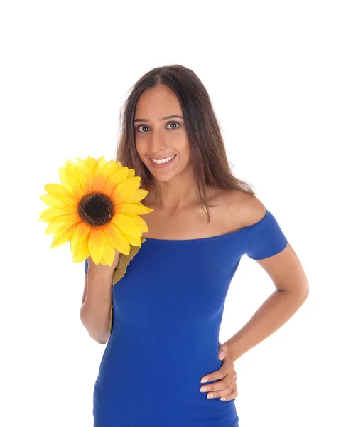 Lachende vrouw met zonnebloemen. — Stockfoto