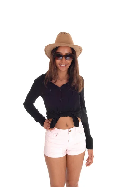 Kvinna i shorts, hatt och solglasögon. — Stockfoto