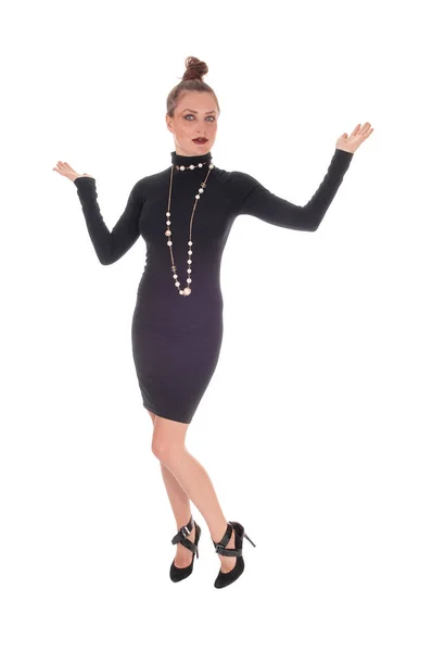 Frau im schwarzen Kleid tanzt. — Stockfoto