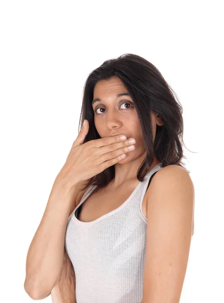 Mujer cogida de la mano sobre la boca mirando sorprendida . —  Fotos de Stock