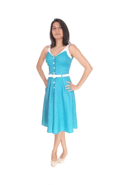 Mooie Spaanse vrouw permanent in blauwe jurk. — Stockfoto