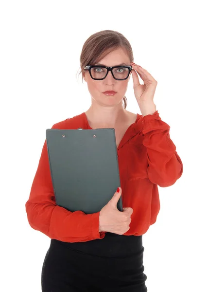 Geschäftsfrau mit Brille hält Ordner — Stockfoto