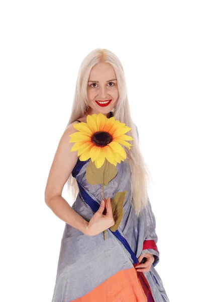 Schöne Frau im indischen Kleid mit Sonnenblume — Stockfoto