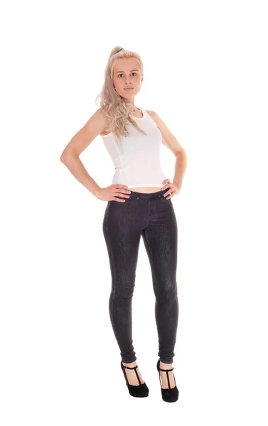 Femme blonde en t-shirt et jean noir — Photo