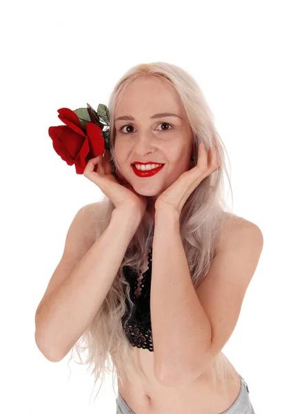 Donna sorridente in ritratto con rosa rossa — Foto Stock